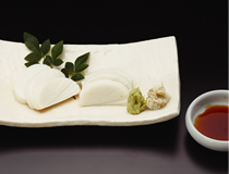 Kamaboko (pâte de poisson cuite à l’étuvée) servi avec le wasabi et la sauce soja